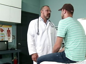 MenOver30 Doctor Daddy Has A Big Dick & Need An Anal Checkup